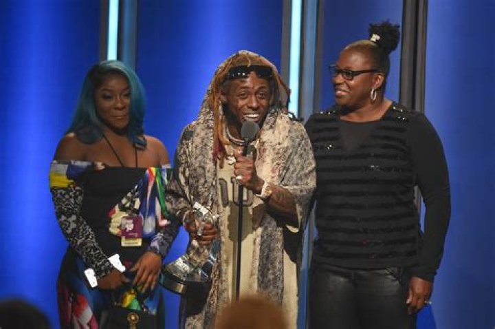 Lil Wayne, Reginae & Ms. Cita All Smiles In Carter Family Photo