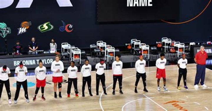 Stephen Curry Praises The WNBA For Its Social Justice Efforts