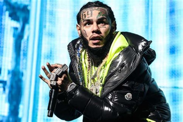 6ix9ine Performs “BEBE” To A Sold Out Crowd At Miami Bash