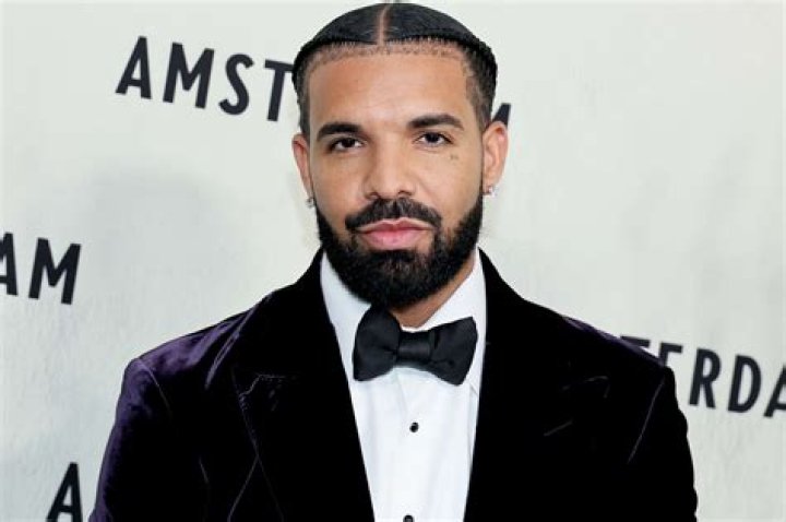 Drake Ridiculed On Twitter After Posting Shirtless Thirst Trap