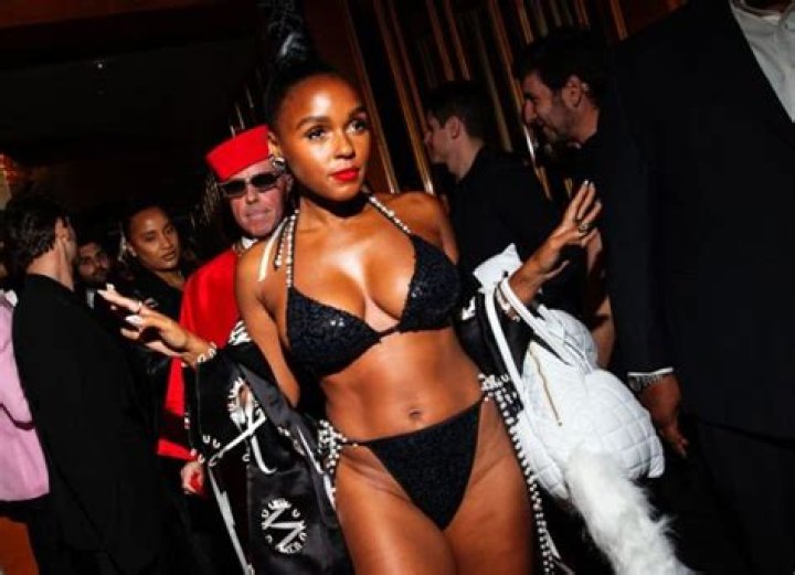 Janelle Monáe Flashes Her Chest To Crowd On Stage, Social Media Gets Seriously Thirsty