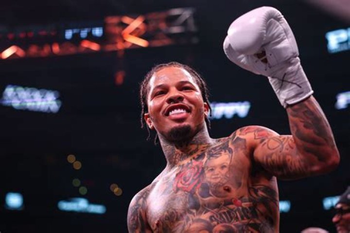 Gervonta Davis Flexes Stacks Of Cash Amid Beef With HoneyKomb Brazy