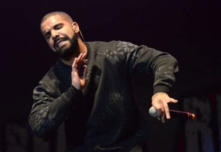Drake Tries To Shut Down Conspiracy Theories After Finding "Illuminating" Body Wash In His Hotel
