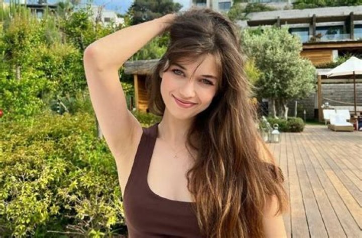 Afra Saracoglu (Movie Actress) - Age, Birthday, Bio, Facts, Family, Net Worth, Height & More