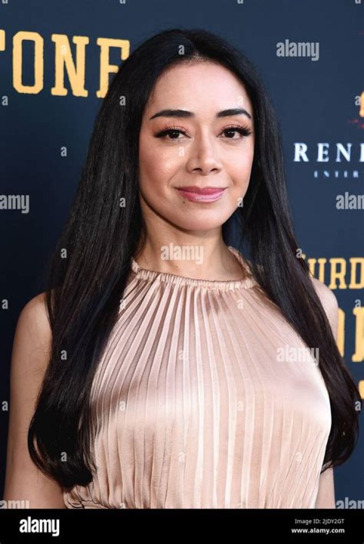 How tall is Aimee Garcia