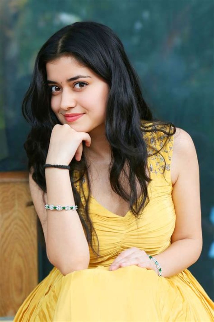Aishwarya Sharma Bio, Age, Height, Family, Salary & Boyfriend