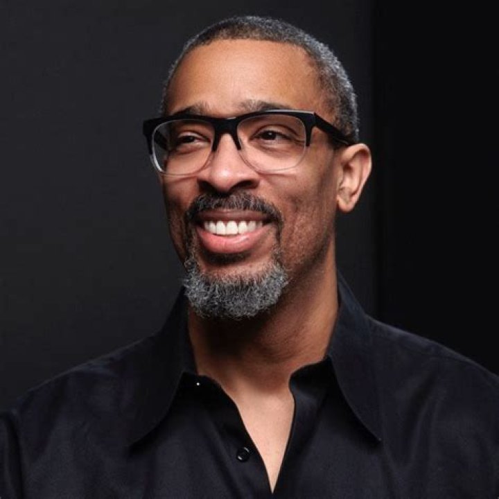 Alan Henderson (Basketball Player) - Umur, Ulang Tahun, Bio, Fakta, Keluarga, Kekayaan Bersih, Tinggi Badan & Lainnya