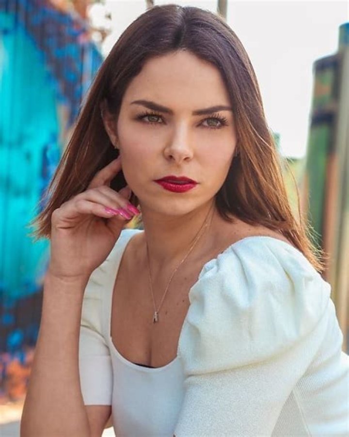 Alejandra Robles Gil (Actriz de Televisión) - Edad, cumpleaños, biografía, hechos, familia, patrimonio neto, altura y más