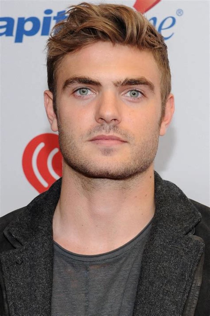 Who is Alex Roe's wife? Is he married?