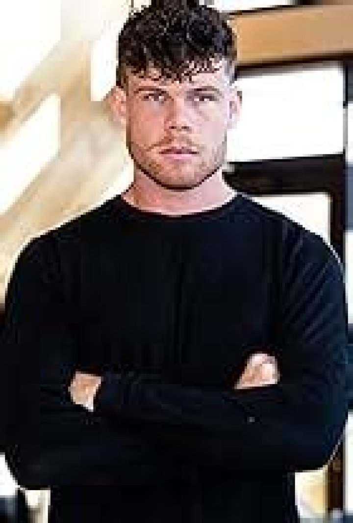 Alex Whistance (YouTube Star) - Age, Birthday, Bio, Facts, Family, Net Worth, Height & More