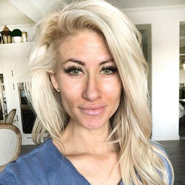 Alexa Jean Brown (Blogger) - Age, Birthday, Bio, Facts, Family, Net Worth, Height & More