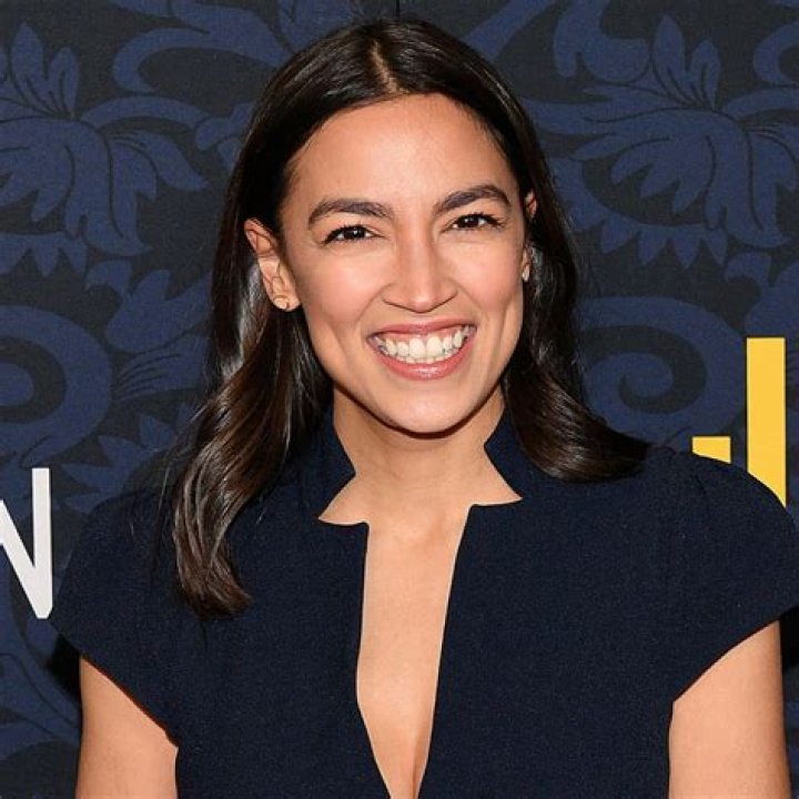 How tall is Alexandria Ocasio-Cortez?