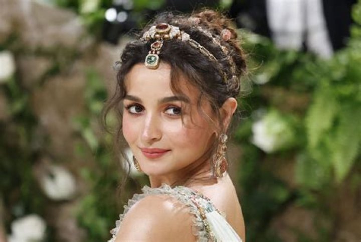 Алиа Бхатт - Alia Bhatt (Киноактриса) - возраст, день рождения, биография, факты, семья, собственный капитал, рост и многое другое
