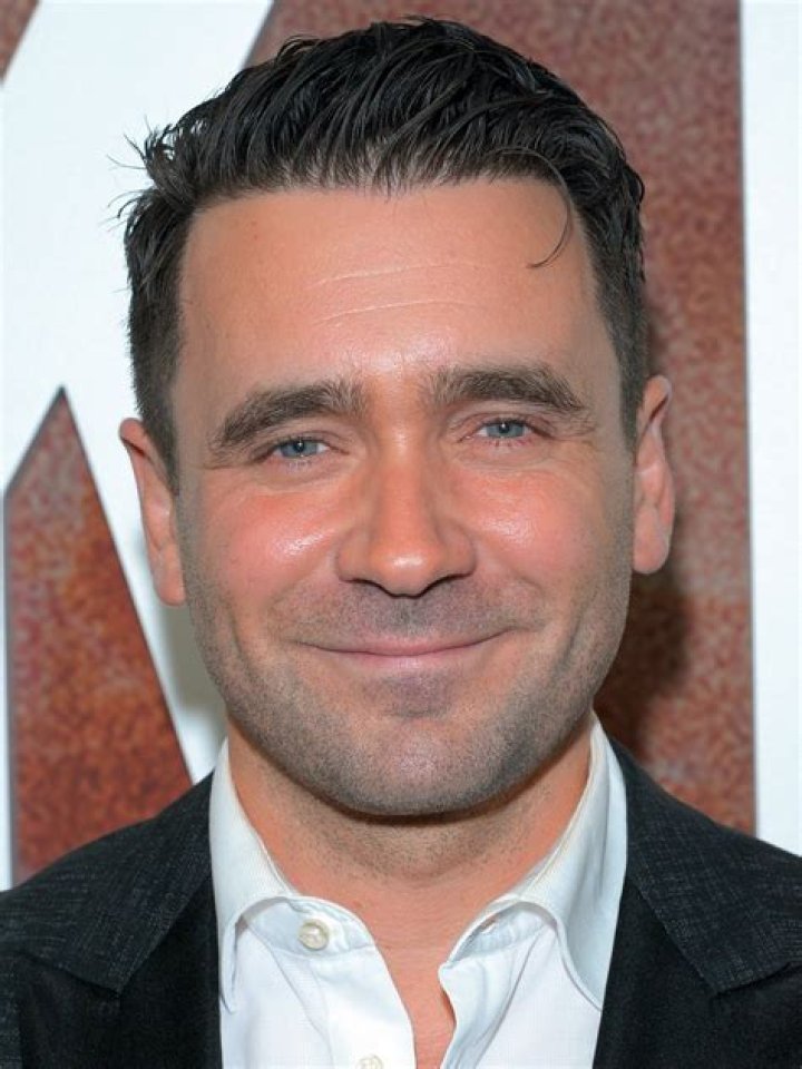 Allan Hawco biografía, edad, altura, esposo, net worth, familia