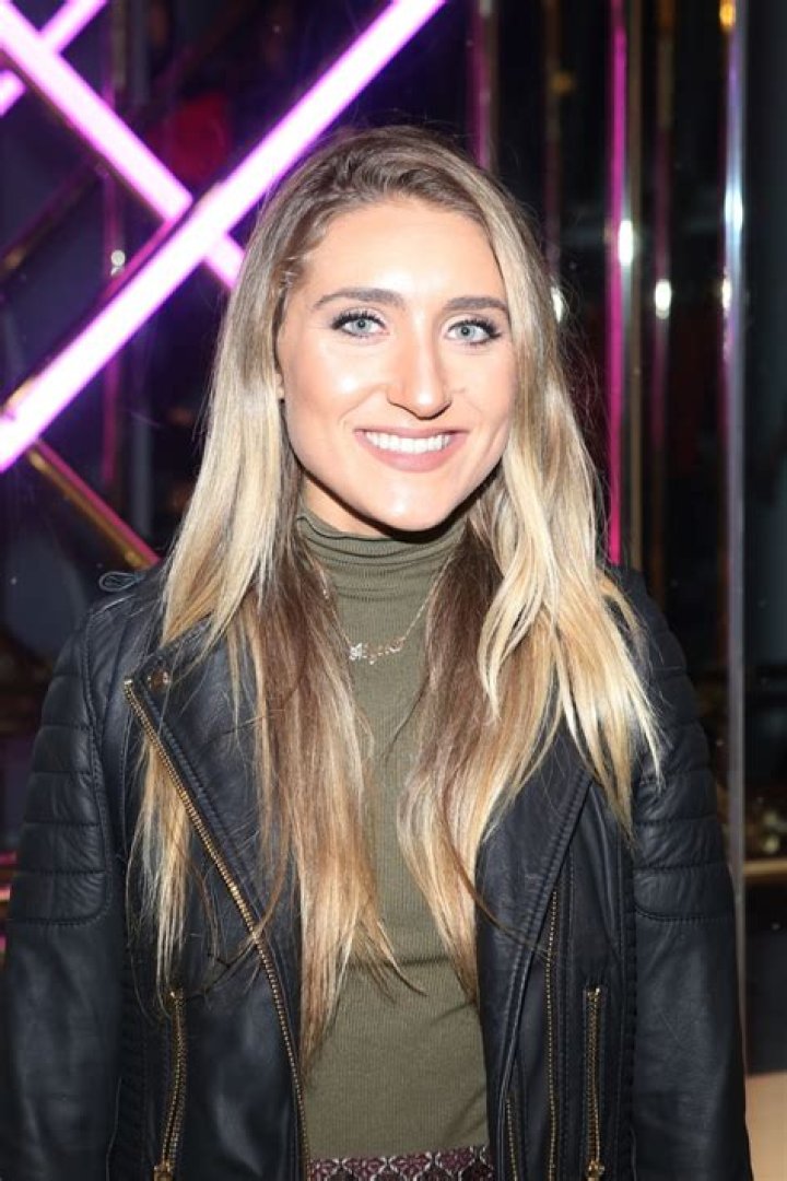 Alyssa Bossio (Instagram Star) - Age, Birthday, Bio, Facts, Family, Net Worth, Height & More