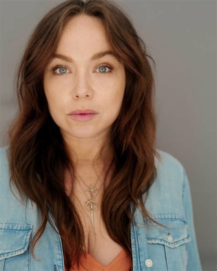 How tall is Amanda Fuller