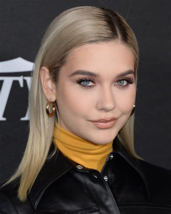 Amanda Steele (YouTube Star) - Age, Birthday, Bio, Facts, Family, Net Worth, Height & More