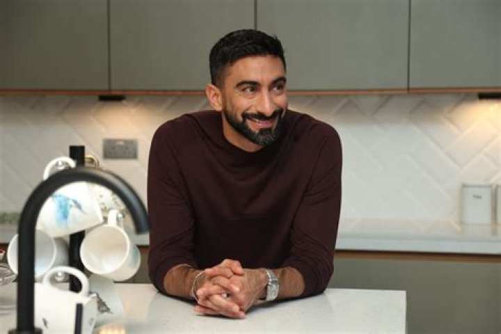 Anas Bukhash (Entrepreneur) - Age, Birthday, Bio, Facts, Family, Net Worth, Height & More