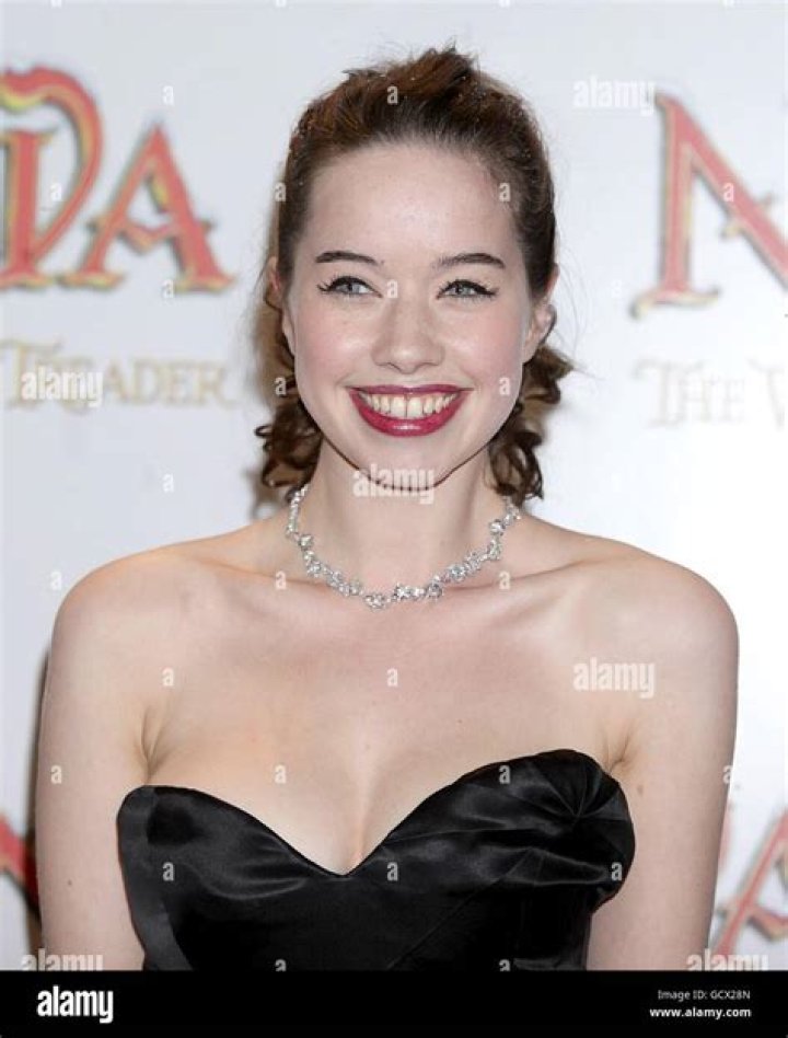 How tall is Anna Popplewell