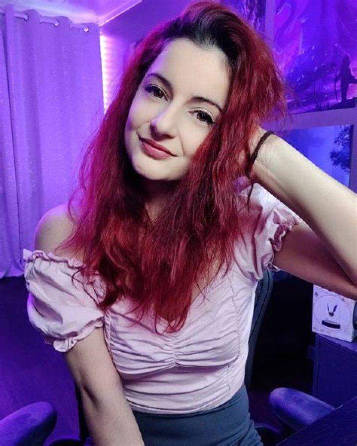 Annie Fuchsia (Twitch Star) - Age, Birthday, Bio, Facts, Family, Net Worth, Height & More