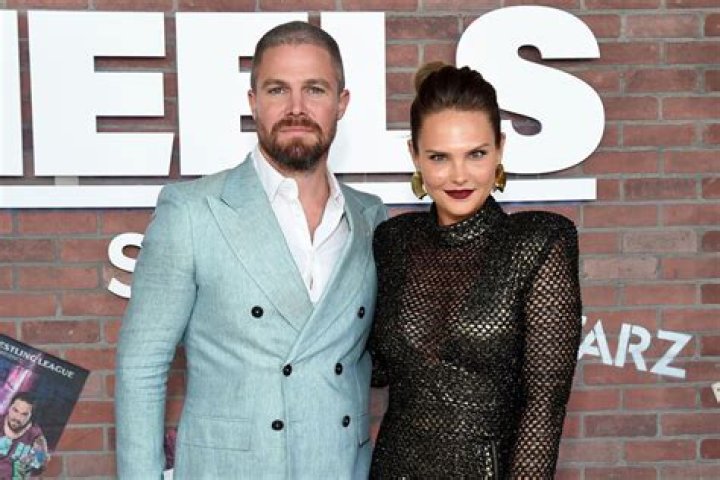 Are Stephen Amell and Cassandra still together?