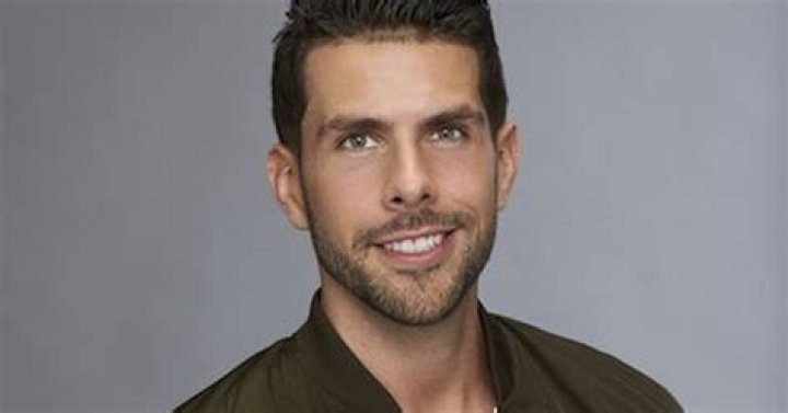 ‘Bachelorette’ Fans Think Contestant Chris Looks Like Eddie From ‘Friends’ and We’re LOLing