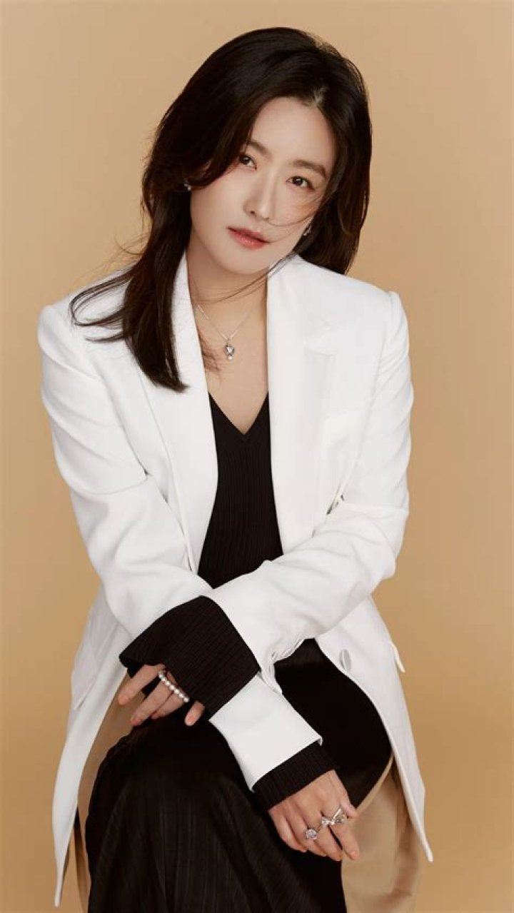 Baihui Xu Biography, Age, Height, Husband, Net Worth, Family