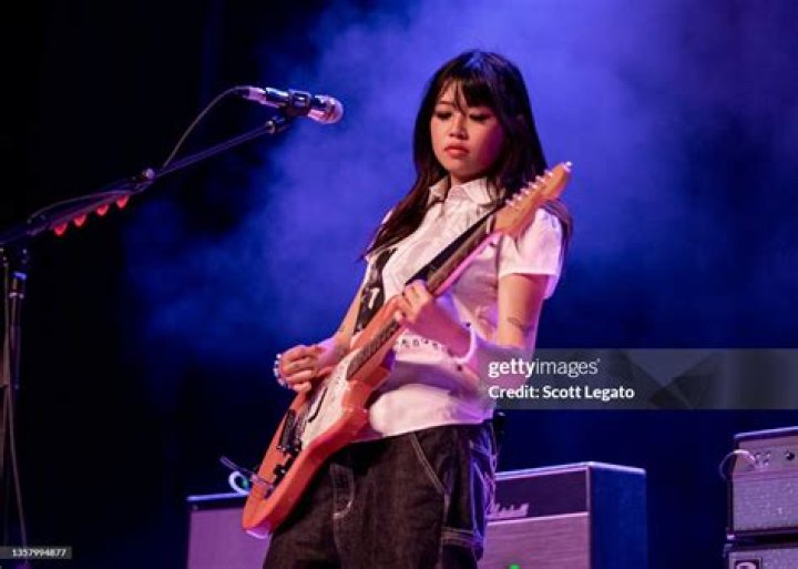 Beabadoobee (Folk Singer) - Age, Birthday, Bio, Facts, Family, Net Worth, Height & More