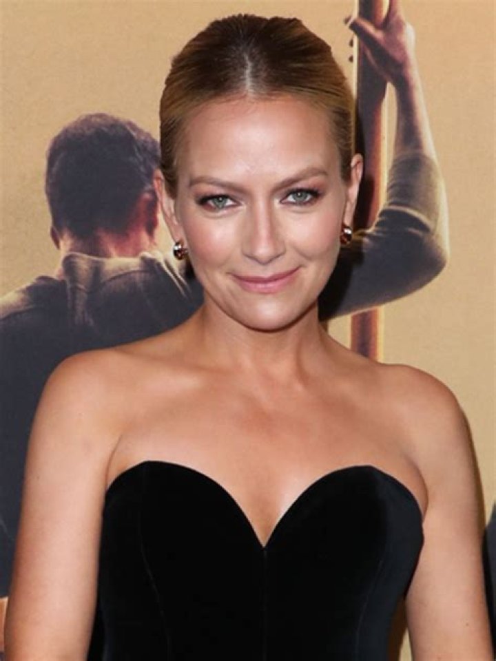 How tall is Becki Newton