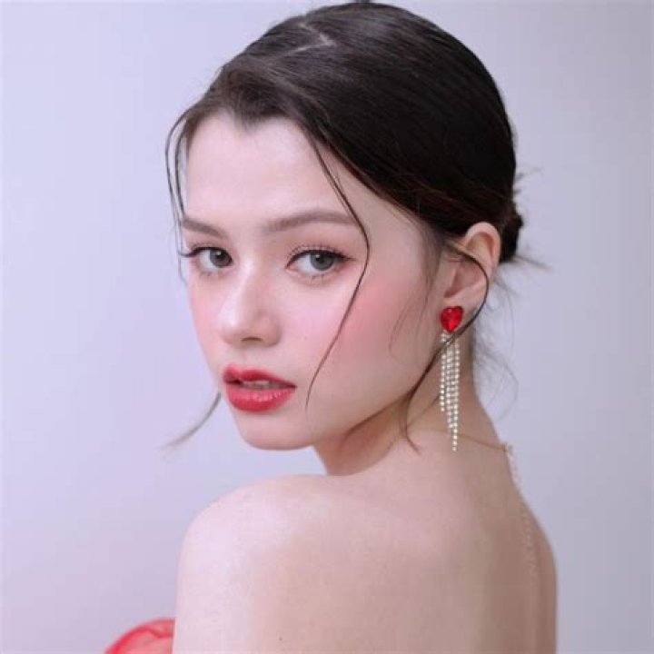 Becky Armstrong (TV Actress) - Age, Birthday, Bio, Facts, Family, Net Worth, Height & More