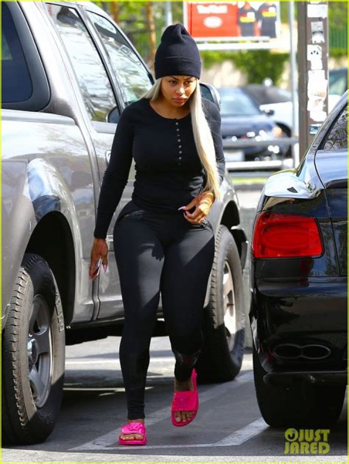 Blac Chyna Buys Fiancé Rob Kardashian a Car One Month After Giving Birth to Their Daughter!