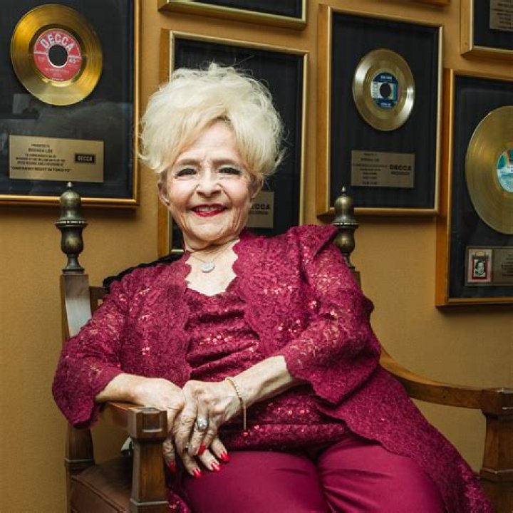 Brenda Lee (Cantante de Country) - Edad, cumpleaños, biografía, hechos, familia, patrimonio neto, altura y más
