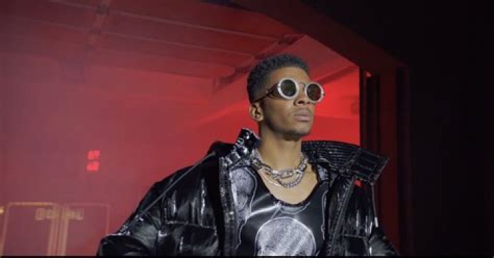 Brett Gray (TV Actor) - Age, Birthday, Bio, Facts, Family, Net Worth, Height & More