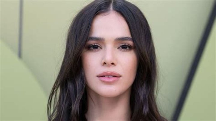 How tall is Bruna Marquezine