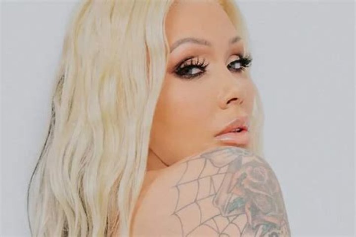 Bunnie Xo (TikTok Star) - Age, Birthday, Bio, Facts, Family, Net Worth, Height & More