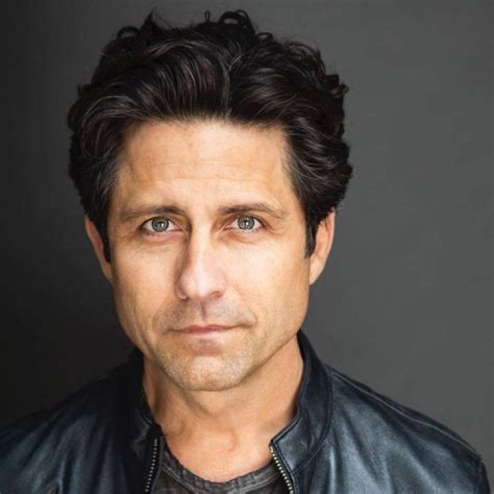 Byron Thames (TV Actor) - Age, Birthday, Bio, Facts, Family, Net Worth, Height & More