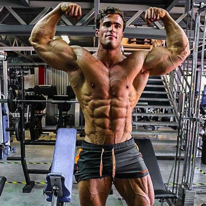 How tall is Calum von Moger