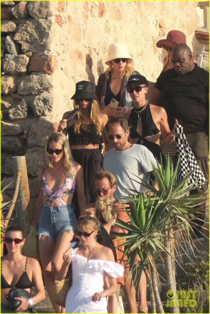 Beach Day! Cara Delevingne and Margot Robbie Soak Up the Sun in Spain: Photos