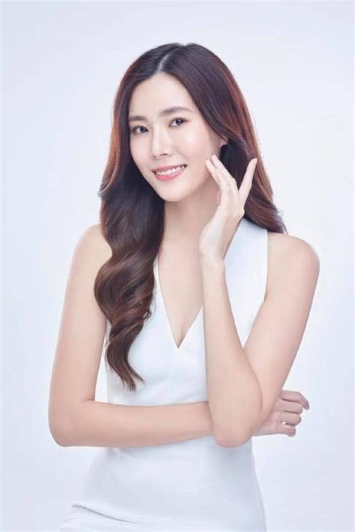 Carrie Wong Biography, Age, Height, Husband, Net Worth, Family