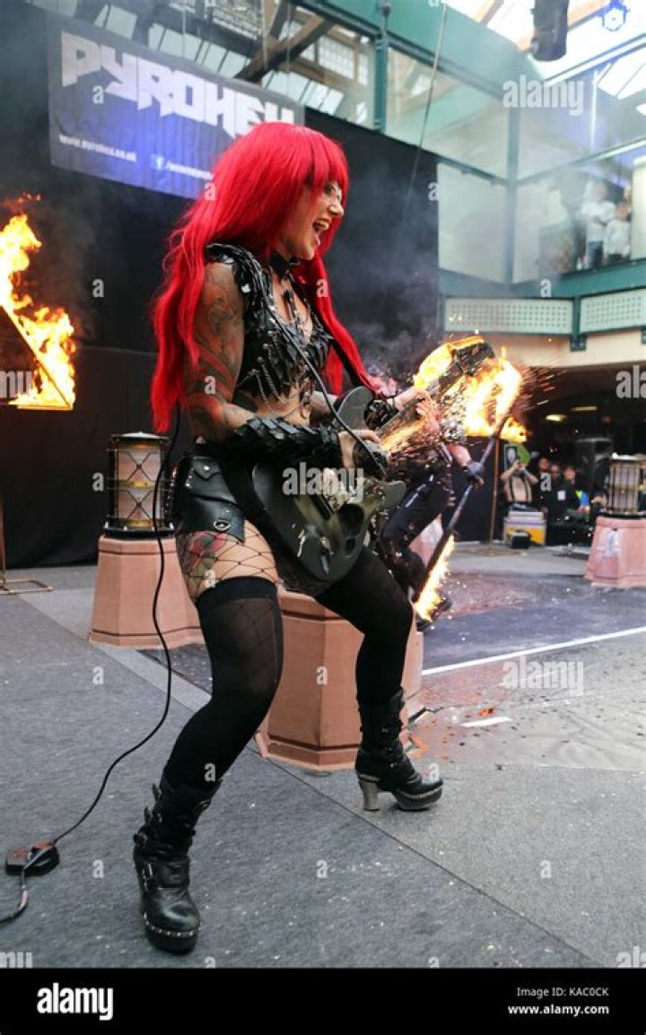 Cervena Fox (Model) - Age, Birthday, Bio, Facts, Family, Net Worth, Height & More