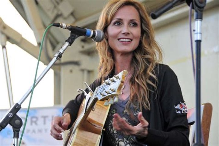 Chely Wright Biography, Age, Height, Husband, Net Worth, Family