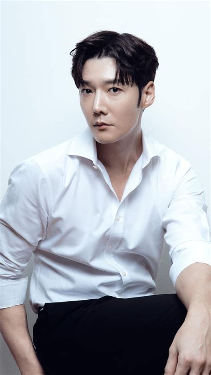 Choi Jin-hyuk Biography, Age, Height, Wife, Net Worth, Family