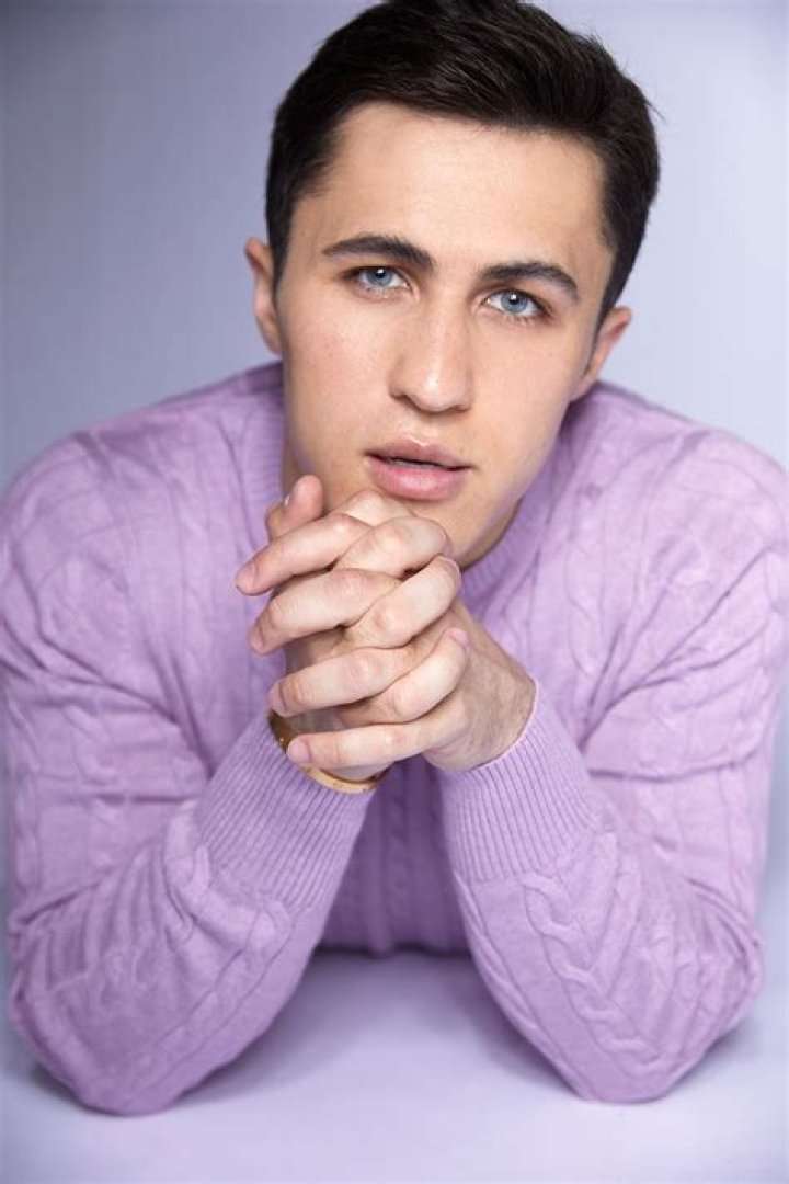 Chris Olsen [TikTok Star] Wiki, Biography, Age, Height, Net worth, Boyfriend, Family, Ethnicity & More