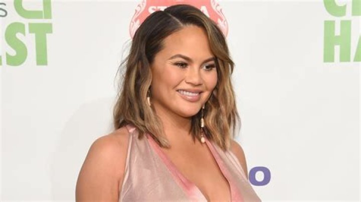 Chrissy Teigen Calls Out Mommy Shamers on Twitter — “Please, Do Shut Up!”
