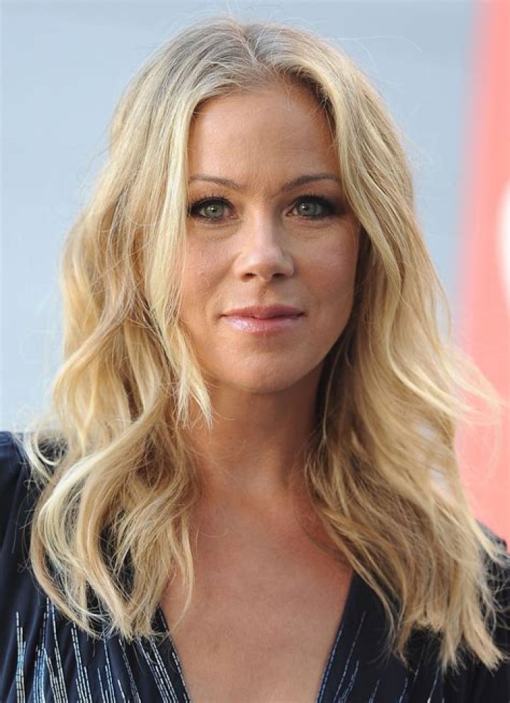 Christina Applegate Biography, Age, Height, Family, Husband & Net Worth