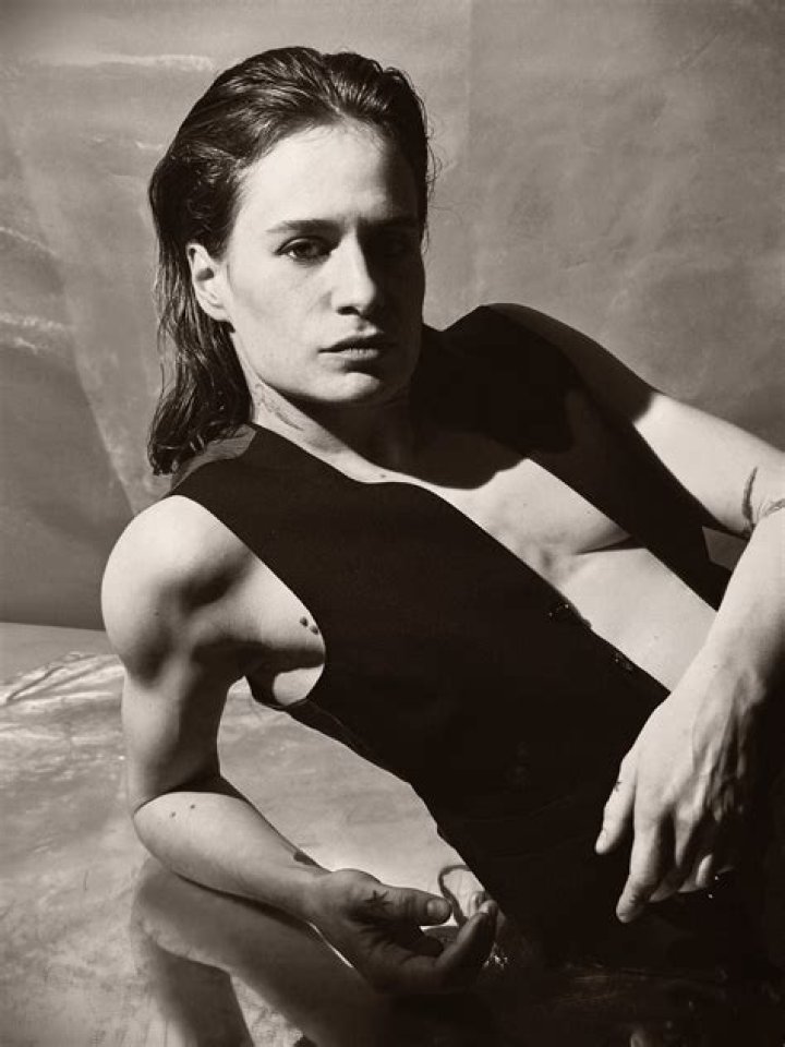 Christine and the Queens (Chanteuse pop) - Âge, anniversaire, biographie, faits, famille, valeur nette, taille et plus
