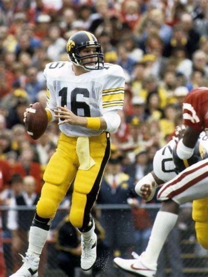 Chuck Long Biography, Age, Height, Wife, Net Worth, Family