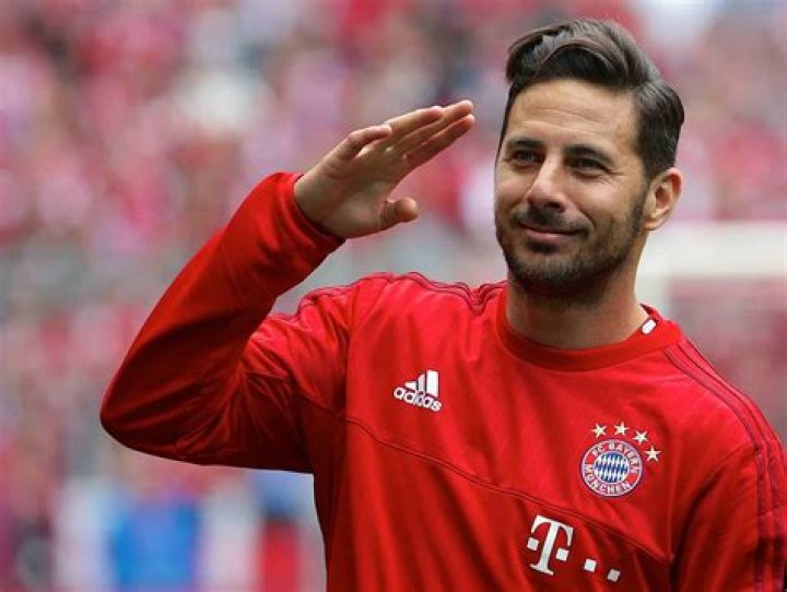 Claudio Pizarro Biography, Age, Height, Wife, Net Worth, Family