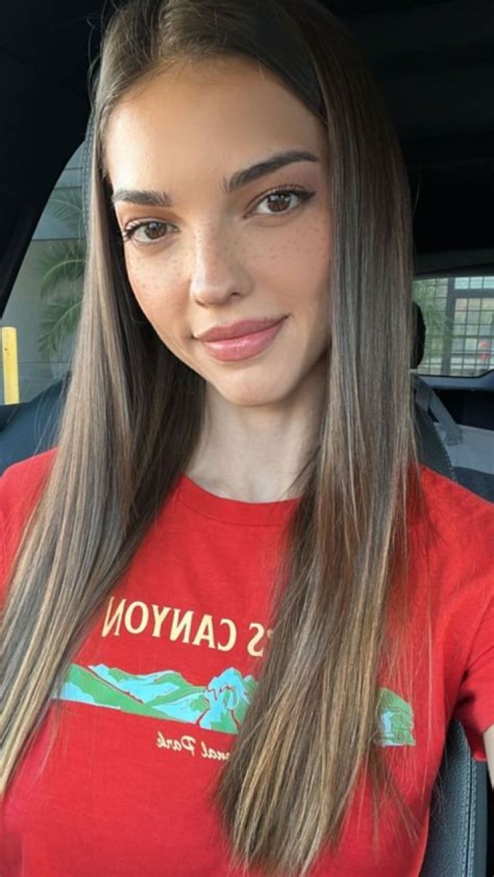Colleen Cole (Model) - Age, Birthday, Bio, Facts, Family, Net Worth, Height & More