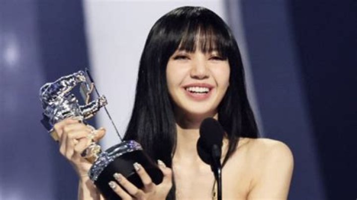 
“Congratulations Lisa” – BLACKPINK’s maknae creates three Guinness World Records, sends fans into a frenzy 